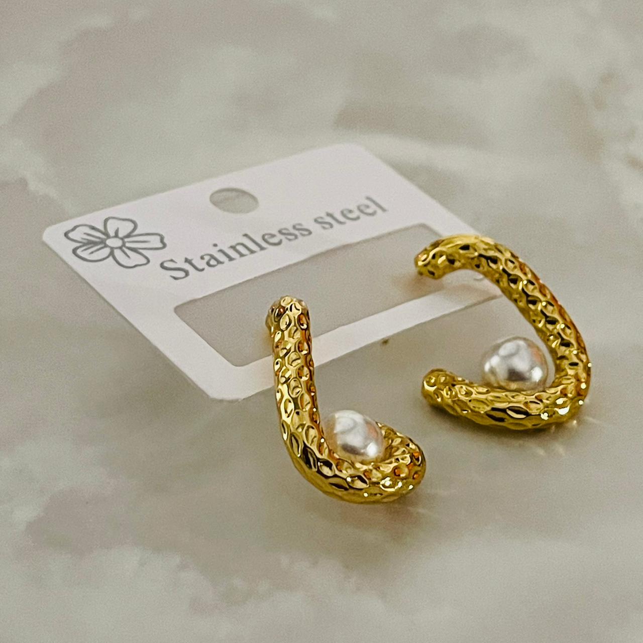 Luna Pearl Curve Earrings