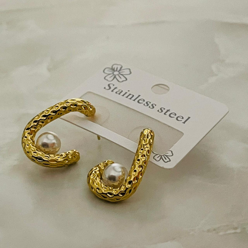 Luna Pearl Curve Earrings