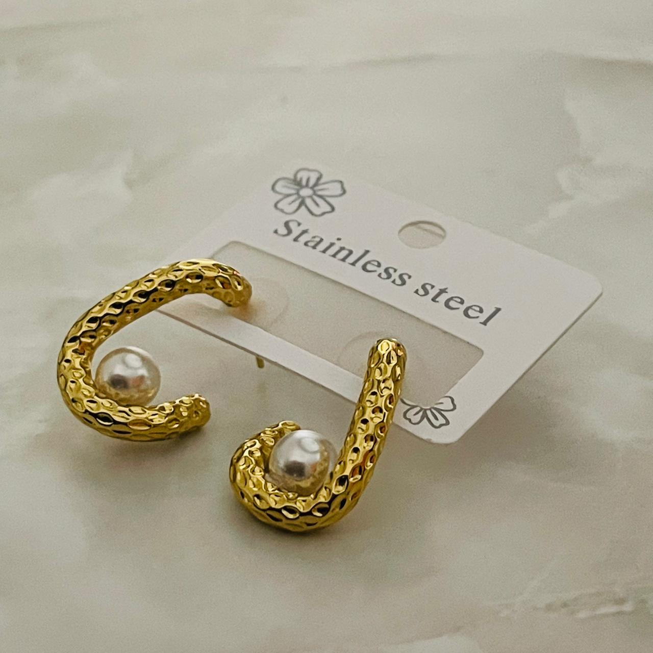 Luna Pearl Curve Earrings