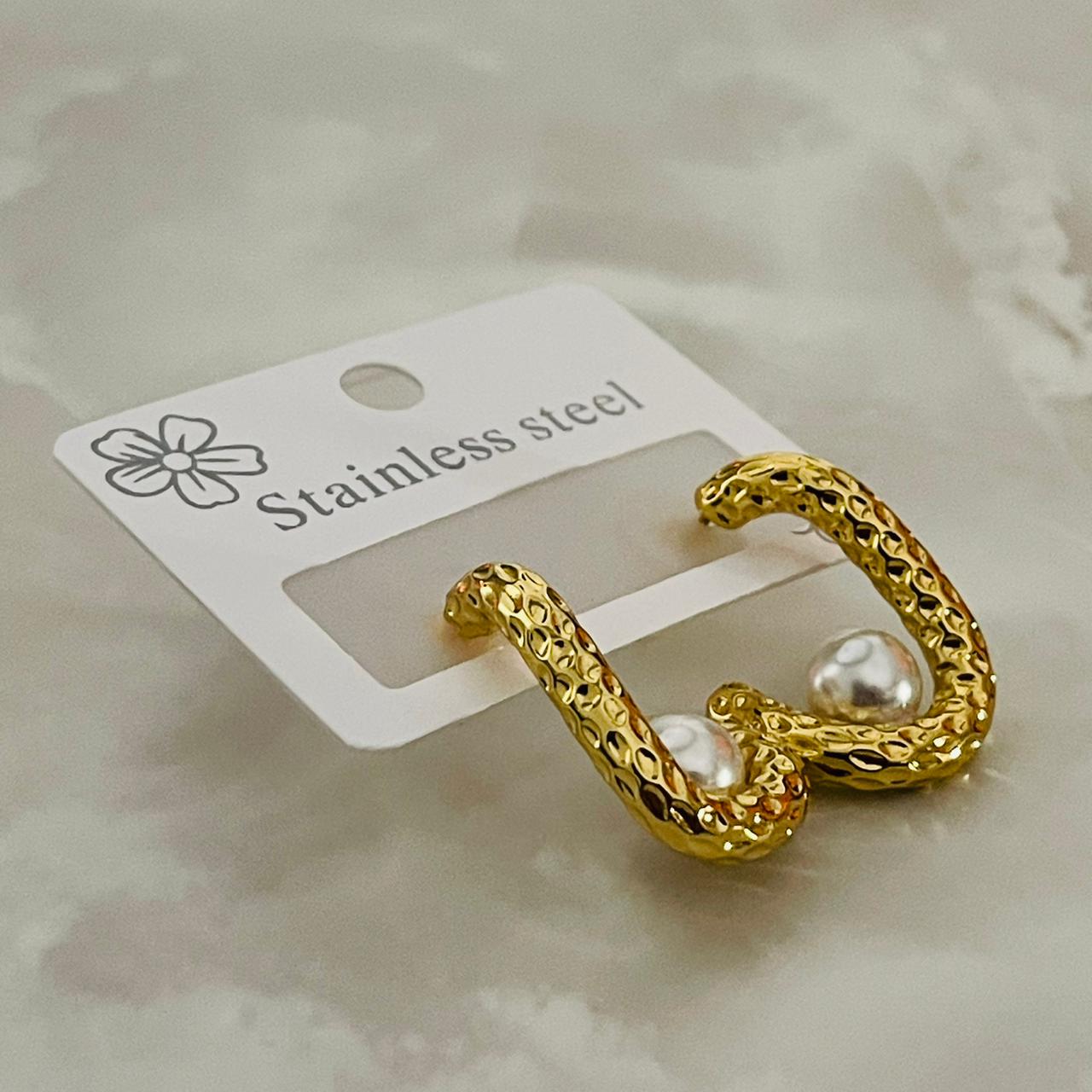 Luna Pearl Curve Earrings