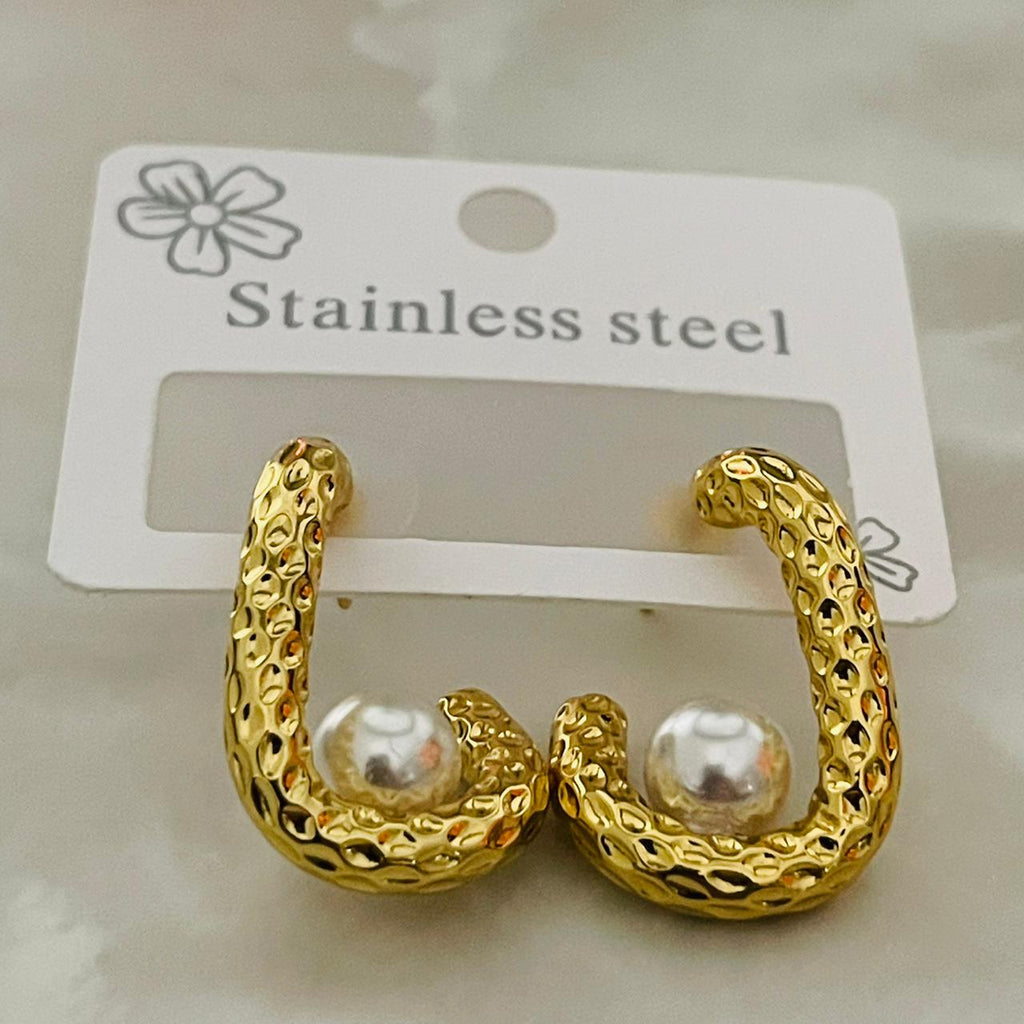 Luna Pearl Curve Earrings