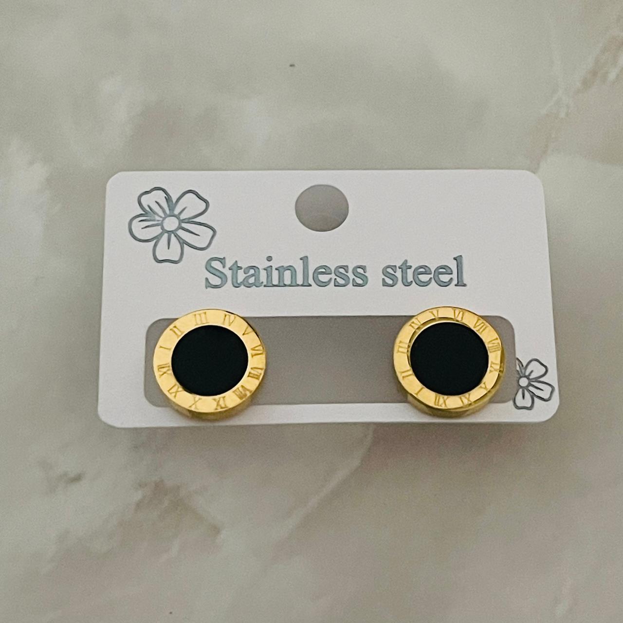 Roman Dial Black Studs) Description